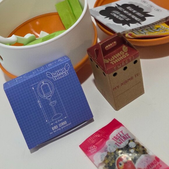 Miniverse Animals Macaw Bird Capsule - Picture 2 of 3